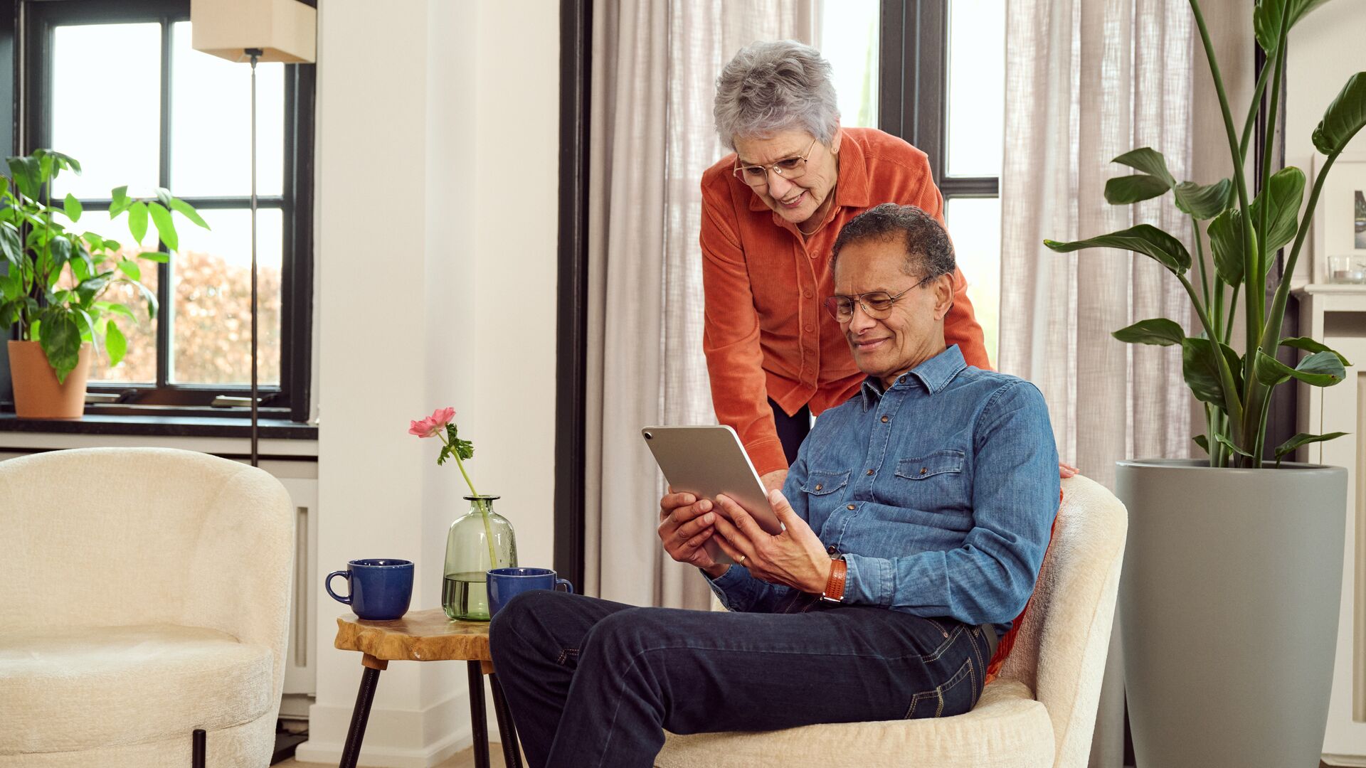 Ouder echtpaar bekijkt de verhoging van hun pensioen op hun iPad