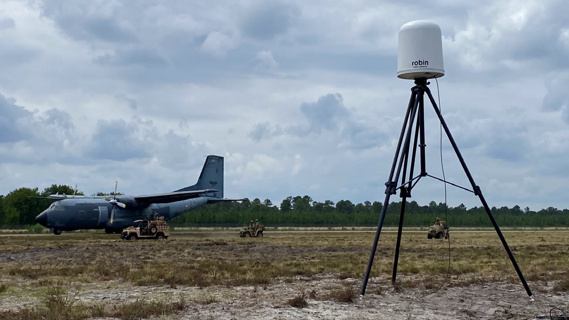 Drone radar met op de achtergrond militair vliegtuig op landingsbaan