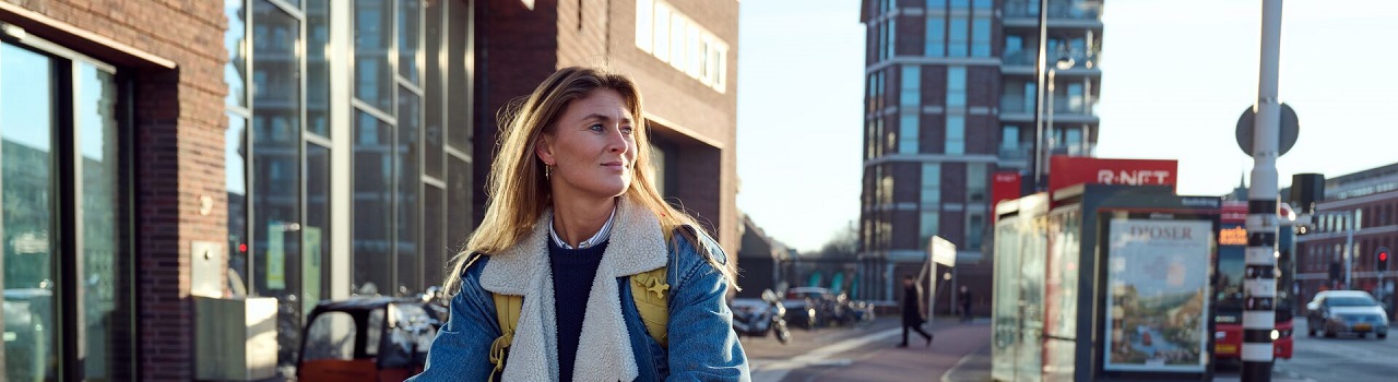 Twee mannen met verhuisdoos en gereedschapskist bij hun nieuwe woning